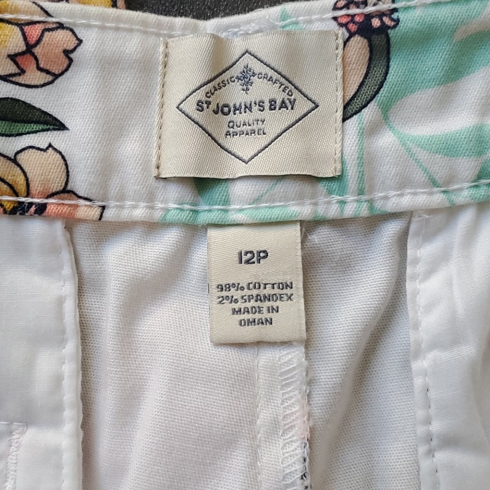 St.John Bay floral women capris size 12P - Picture 5 of 10